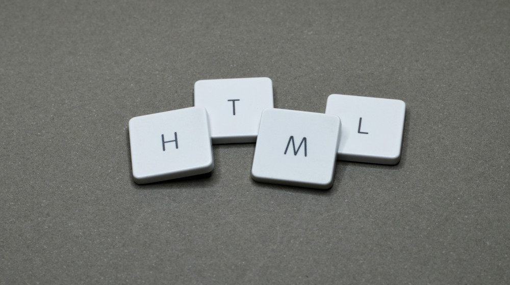 Titelmotiv des Blogartikels zum Thema: HTML-Script-Tags effizient nutzen: So integrieren Sie JavaScript in Ihre Website
